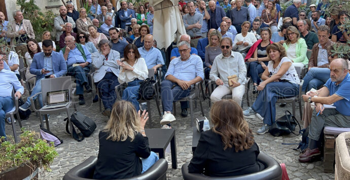 Funaro e l’appeal di piazza: la conferenza stampa diventa assemblea pubblica
