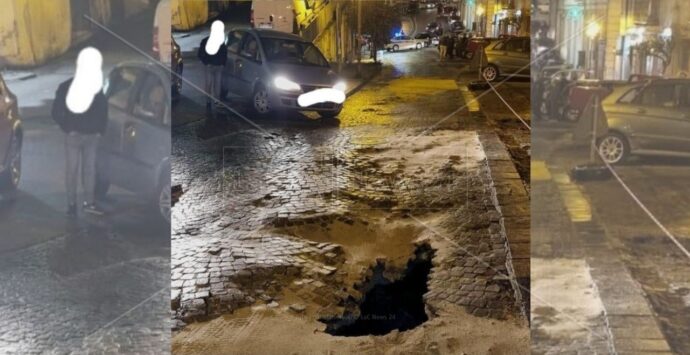 Voragine nel centro storico di Corigliano, auto rimane incastrata
