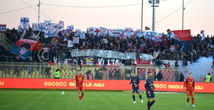 Catanzaro-Cosenza: il rumoroso ingresso dei fan rossoblù al Ceravolo | VIDEO