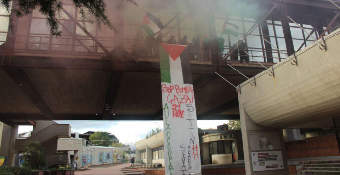 Unical, studenti occupano l’aula Caldora: «Solidarietà alla Palestina»