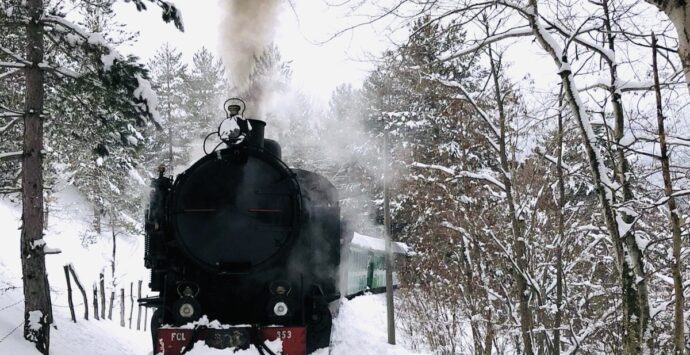 Col bianco suo candor… scende la neve sulla Sila e riparte il Treno a vapore