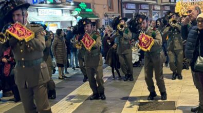 Cosenza, i Bersaglieri conquistano Corso Mazzini con la loro Fanfara | VIDEO