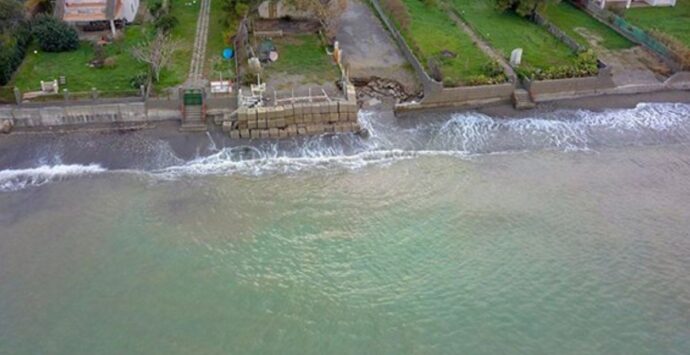 Erosione costiera a Calopezzati, Giudiceandrea: «Il mare è entrato nelle case»