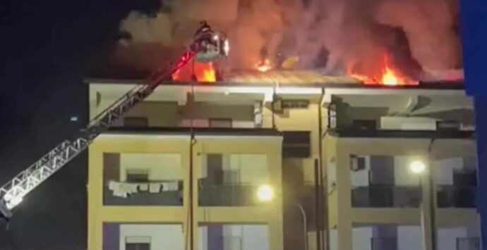 Corigliano Rossano, in fiamme l’ultimo piano di una palazzina | VIDEO