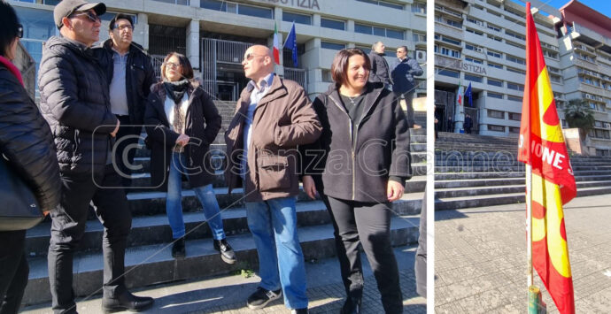 Cosenza, sit-in degli ex lavoratori di Villa Sorriso in Tribunale: «Come andiamo avanti?» | VIDEO