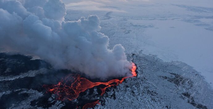 Erutta un vulcano in Islanda: fontane di lava alte fino a 80 metri