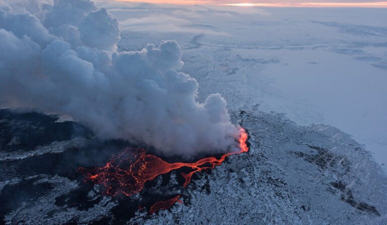 Erutta un vulcano in Islanda: fontane di lava alte fino a 80 metri