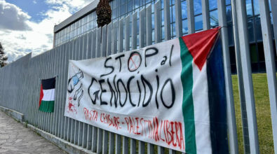 Cosenza, proteste all’esterno della Rai con slogan pro-Palestina