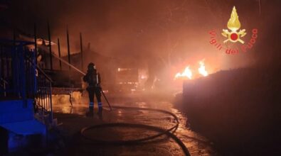 San Benedetto Ullano, vasto incendio in un’azienda dedita alla lavorazione di legname