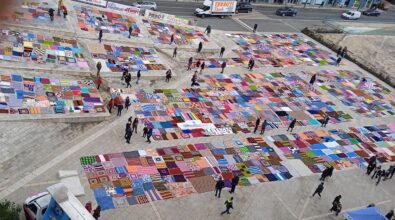 Cosenza mille culure… A piazza Bilotti le coperte solidali di InfibulaZero