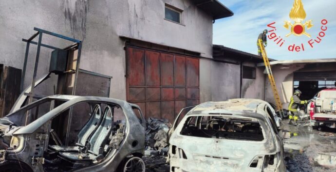 Incendio in una carrozzeria, distrutte auto e pneumatici